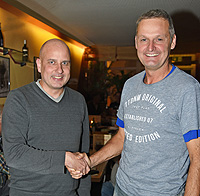 Stephan Pasdera (links) übergibt die Leitung der Tennisgemeinschaft Aichach-Friedberg für ein Jahr turnusgemäß an Fritz Schmidt vom TSV Pöttmes 